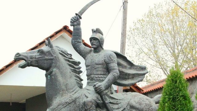 Sırplar Durmuyor: Graçanica'da Miloş Obiliç Anıtını Dikiyor