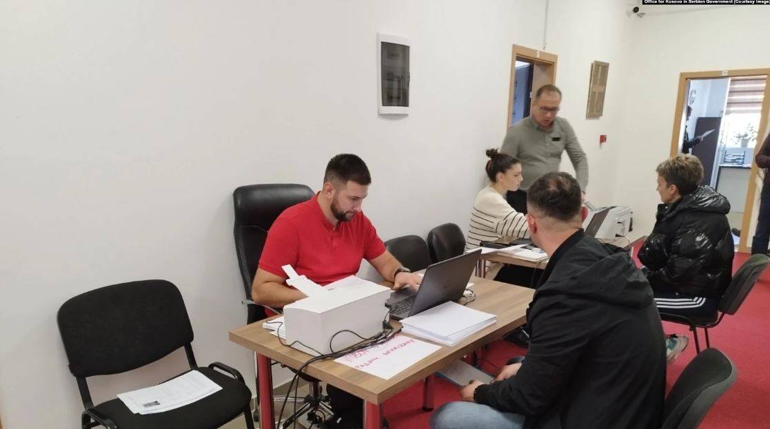 Sırbistan, Kosova'daki Sırpların Boykotu İçin Para Veriyor