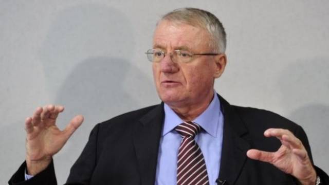 Şeşel: Sırbistan, Arnavutların Kosova'yı Terk Etmelerine Yardımcı Olmalı