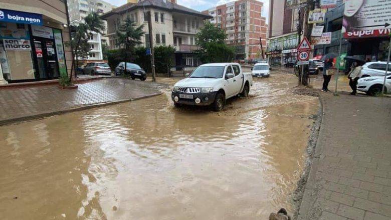 Priştine’de Sağanak Yağmur, Su Baskınlarına da Yol Açtı