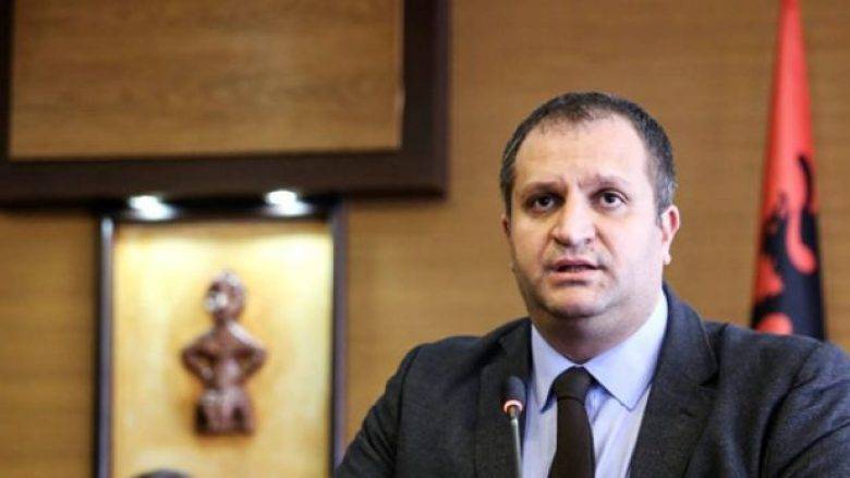 Shpend Ahmeti Vetëvendosjeli İki Müdürü Görevden Aldı