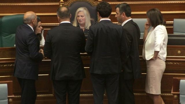 Meclis Oturumunun Ertelenmesi,  Durumu Bileşik Kılmaktadır