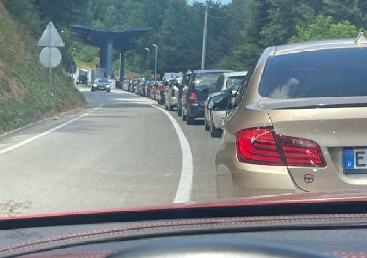 Kosova Sınır Kapılarında Kuyruklar Başladı
