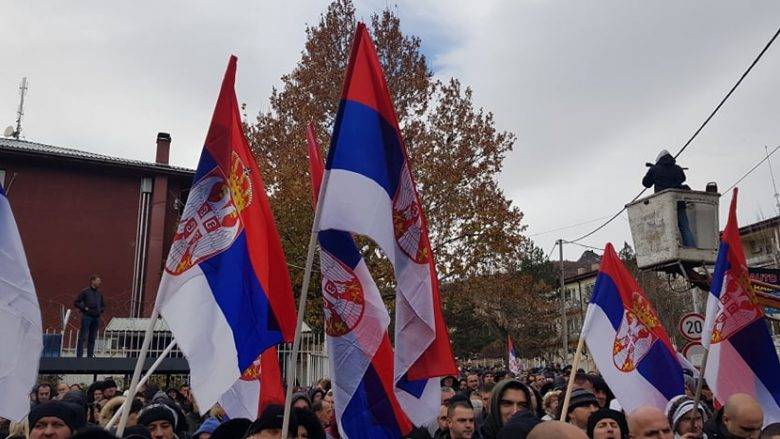 Mitroviça’da Sırplar Vergileri ve Tutuklamaları Yeniden Protesto Etti