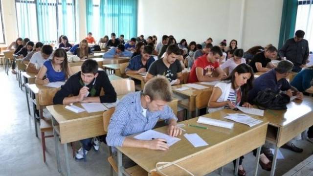 Priştine Üniversitesi'nin Birçok Fakültesinde Giriş Sınavları Bugün ‏