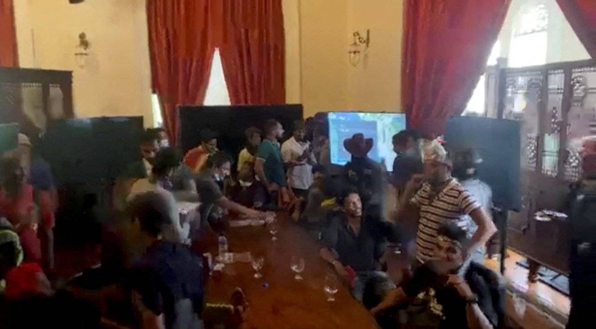 Sri Lanka’da halk devlet başkanının sarayını bastı, havuzunda istifa sloganları attı