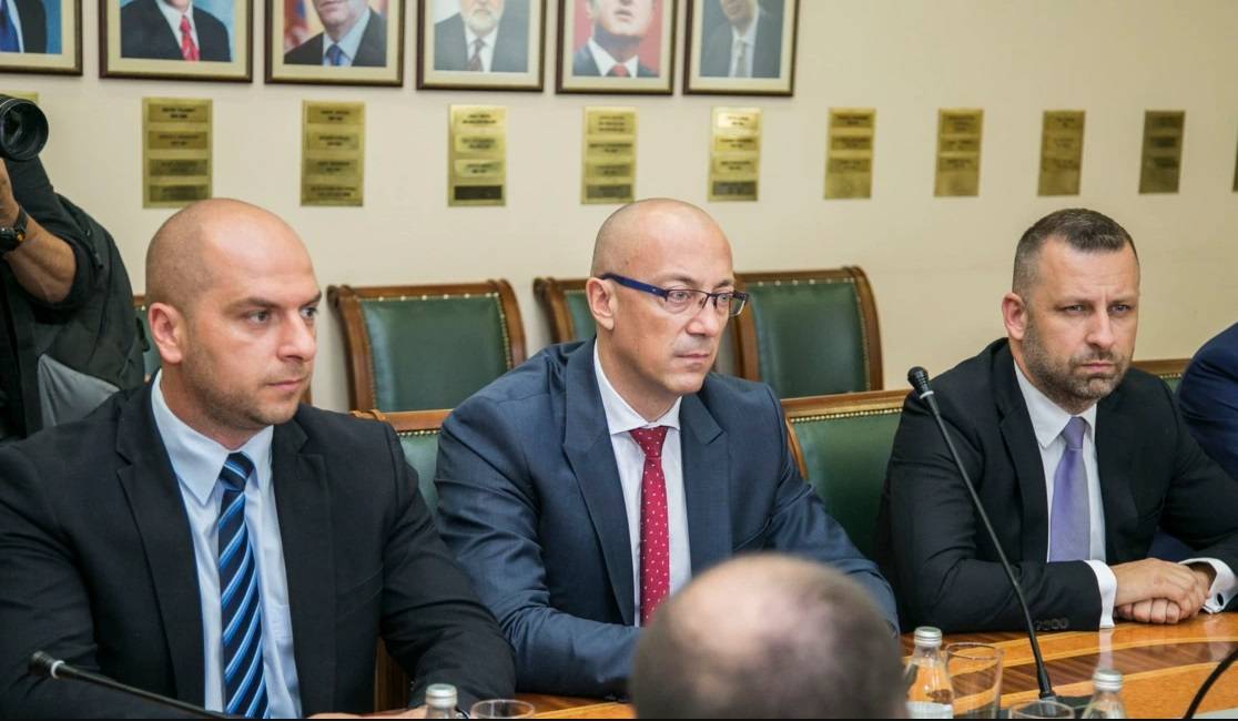 Sırp Listesi,  Kurumları Terk Etmekle Bir Kez Daha Tehditlerini Tekrarladı