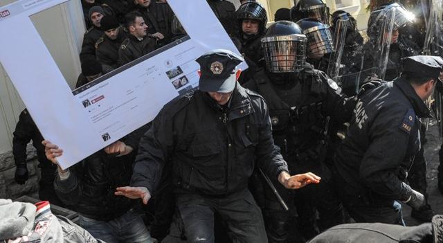 Polis Öğrencilere Karşı Göz Yaşartıcı Kullanıyor