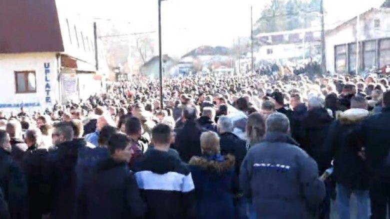 Ştrpce’de İki Sırp Gencin Yaralanması Protesto Edildi