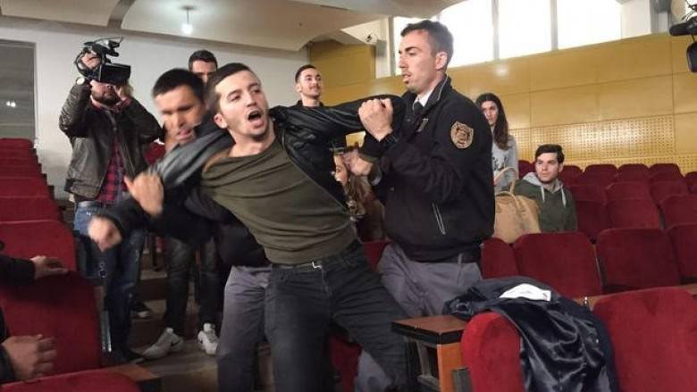 Öğrenciler Salondan Sürüklenerek Çıkarıldı