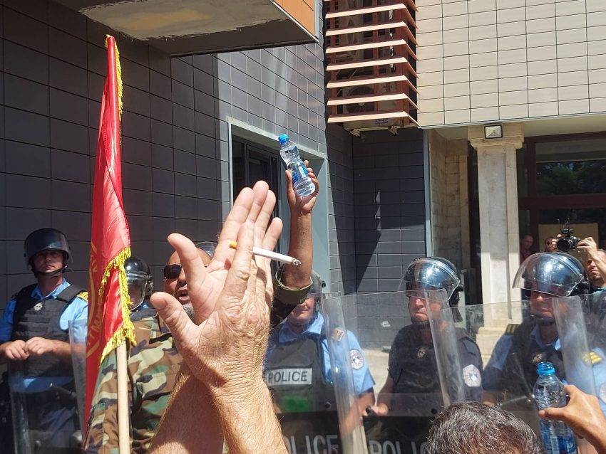 Polis Protestoculara Su Dağıttı