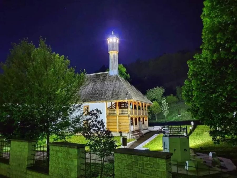 Kraljeva Sutjeska'daki camide namazlar polis gözetiminde kılınıyor