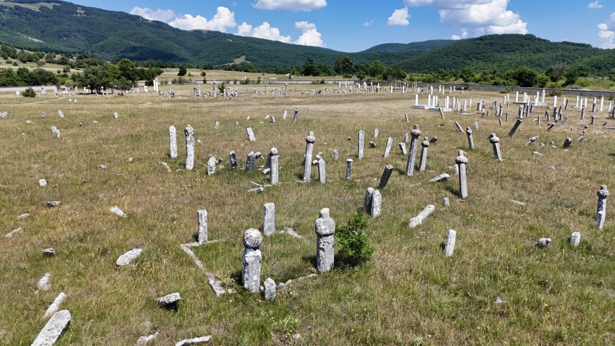 Hersek Bölgesinin Müslümanlık Mührü  Ve Tapusu Olan Mezarlık Bakım Bekliyor 