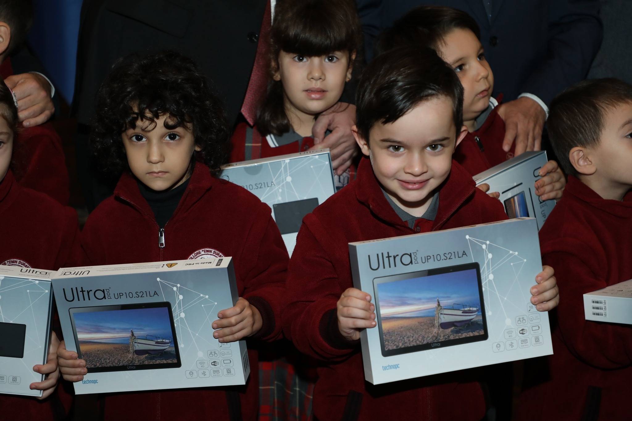 Prizren’de Türkçe Eğitime Başlayan Öğrencilere Tablet, Kırtasiye ve Çanta Dağıtıldı