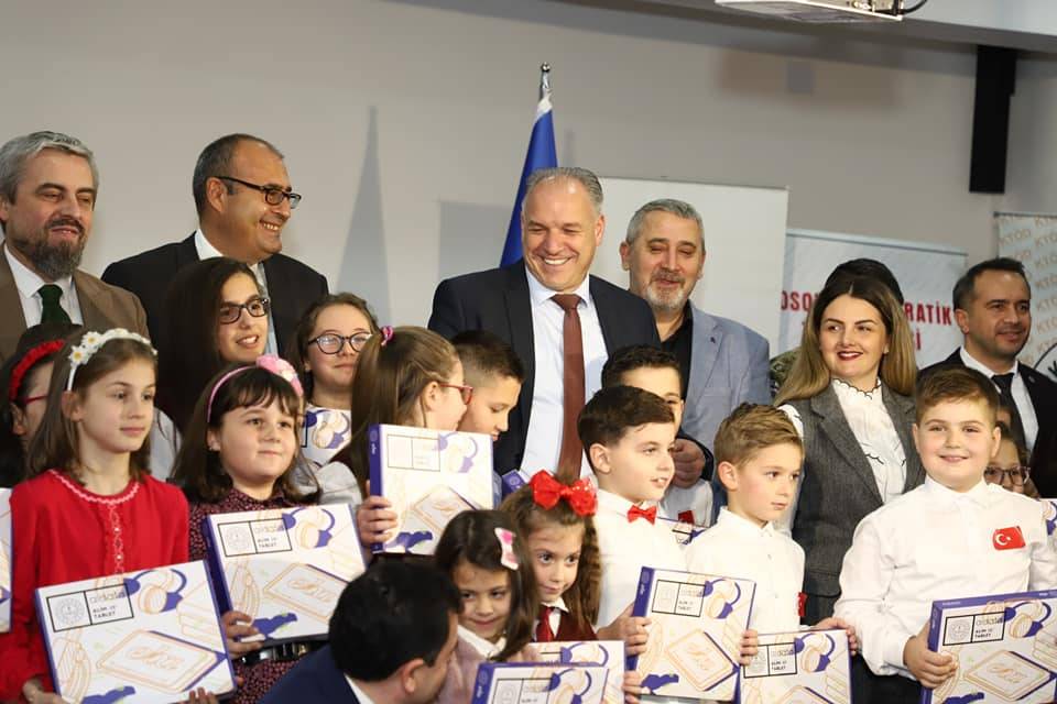 Prizren’de Öğrencilere Tabletler Törenle Dağıtıldı