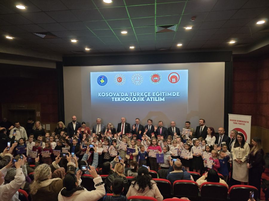 Öğretmenler Günü’nde Prizren’de Birincilere Tablet Hediye Edildi