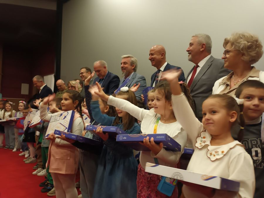 Prizren’de Türk Öğrencilerine Tabletler Hediye Edildi