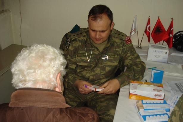 Türk Askerinden Kosovalı Emeklilere Sağlık Taraması