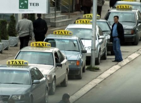 Taksiciler Priştine Havalimanına Giriş Çıkışları Bloke Edecek