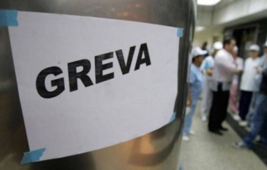Grev Nedeniyle Belgeler İçin Uzun Kuyruklar Oluştu