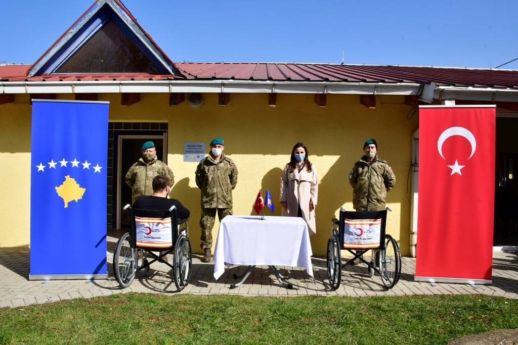 Türk Askerinden Ştimle’ye Tekerlekli Sandalye Yardımı