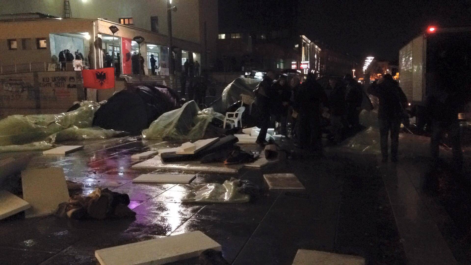 Polis, Meydandan Protestocuların Çadırlarını Kaldırıyor