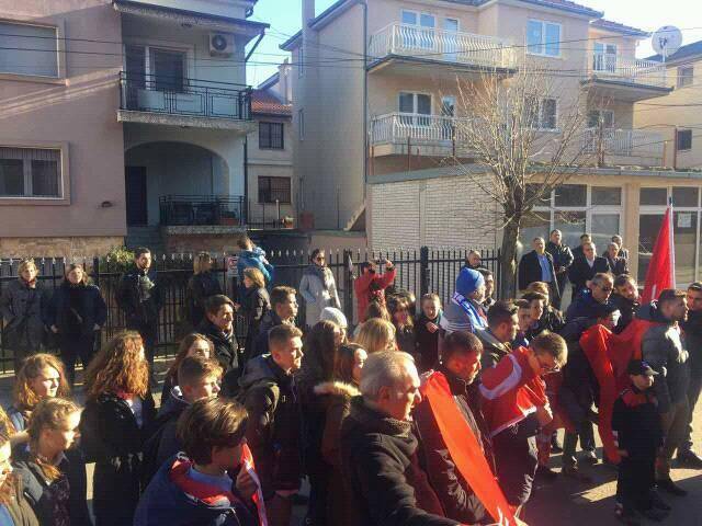 Priştine'de 'Teröre Lanet' Yürüyüşü Yapıldı ve Taziye Defteri Açıldı