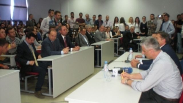 Thaçi: Koalisyon Sadece Merkez Sağ ile