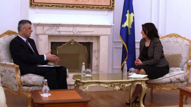 Thaçi, Jahjaga'da,  Blok ise Meclis'te Bekliyor