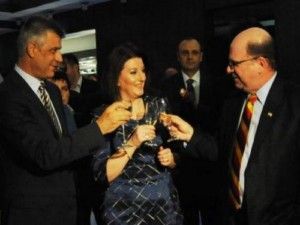 Başbakan Thaçi'den Büyükelçi Dell'e Veda Yemeği