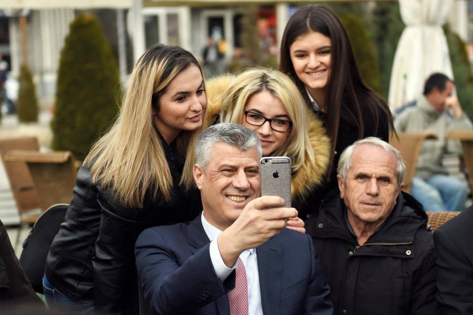 Thaçi, Bu Kez Gilan'da Vatandaşlarla Bir Araya Geldi