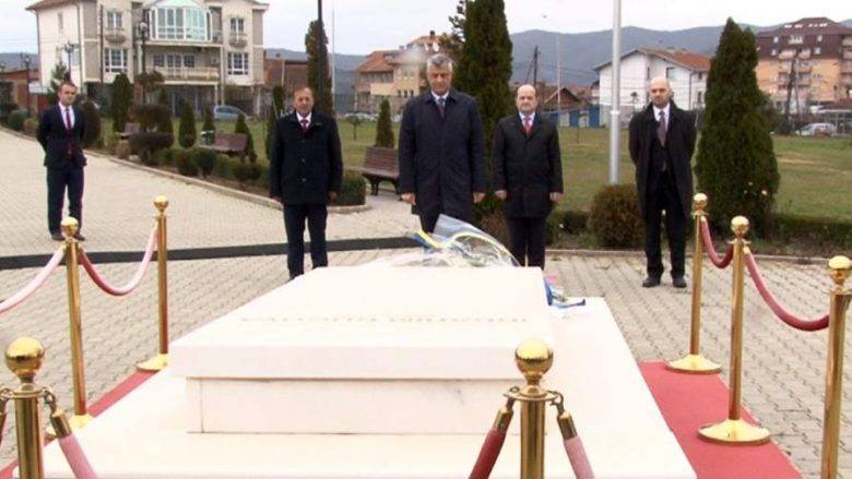 Thaçi,  Rugova'nın Mezarında Saygı Duruşunda Bulundu