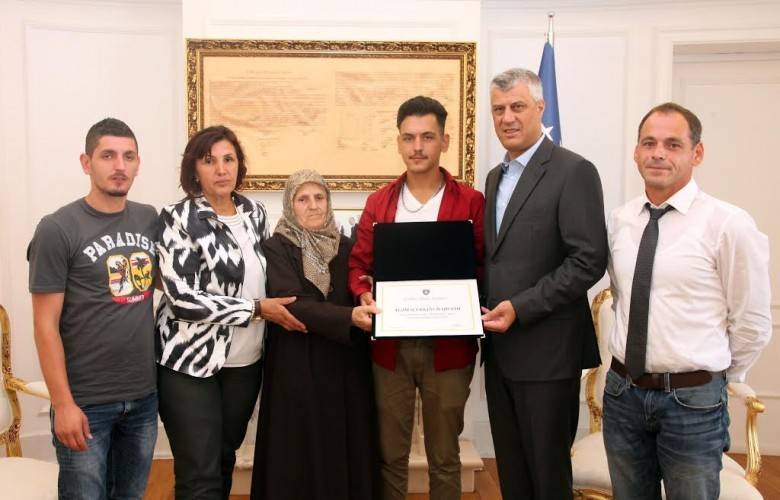 Thaçi, Agim Bajrami'yi Kosova Kahramanı' Nişanıyla Takdir Etti