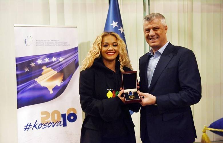 Thaçi, Rita Ora’ya Cumhurbaşkanlığı Madalyasını Takdim Etti