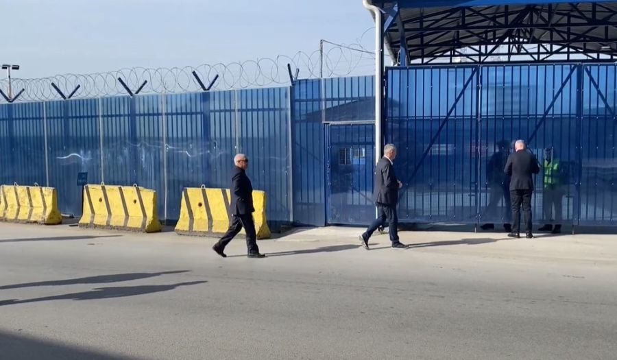 Hashim Thaçi, Kardeşleri Tarafından EULEX Binasında Ziyaret Ediliyor