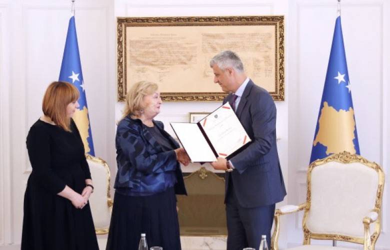 Arnavutluk Yazarı Elena Kadare'ye Thaçi'den Madalya