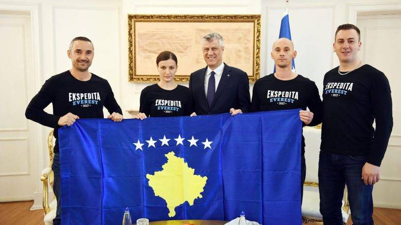 Thaçi, Everest Tepesine Çıkacak Dağcılara Kosova Bayrağını Teslim Etti
