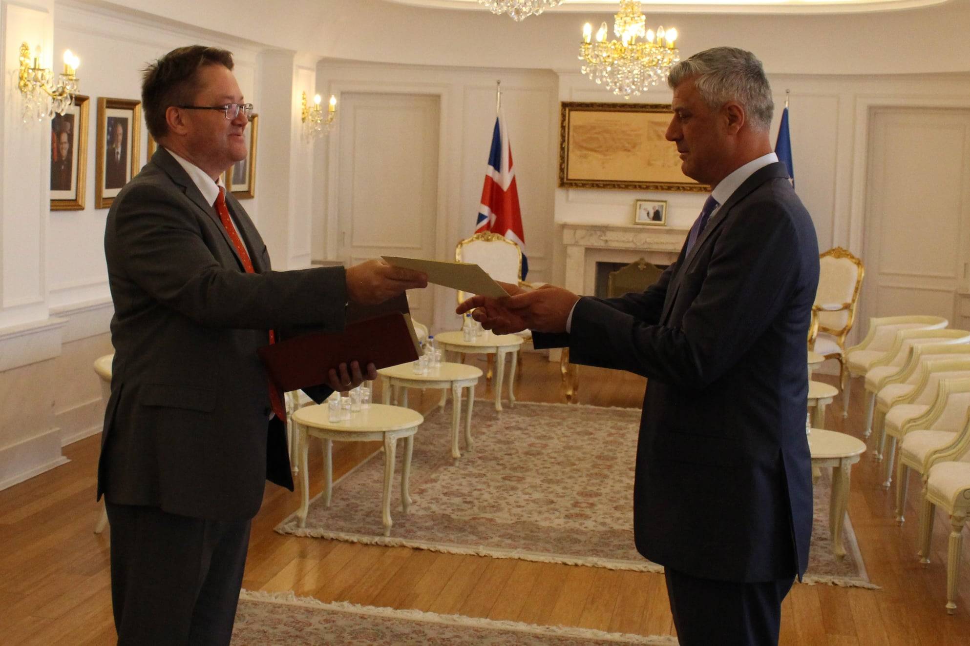Britanya Büyükelçisi Thaçi’ye Güven Mektubunu Sundu