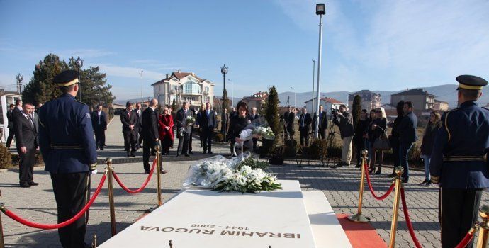 Jahjaga ve Thaçi,  Rugova'nın Mezarında Saygı Duruşunda Bulundular