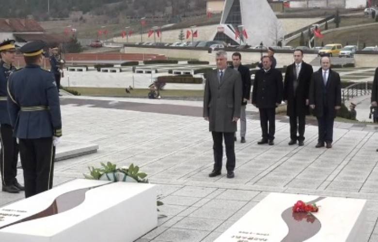 Thaçi,  Prekaz’da Saygı Duruşunda Bulundu
