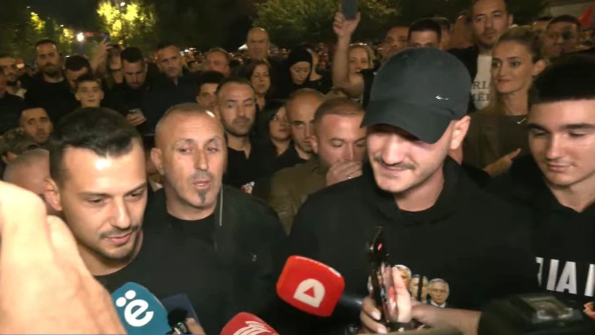 Thaçi ve Veseli’nin Oğulları Protestoya Katıldı: “Halk UÇK’nin Yanında”