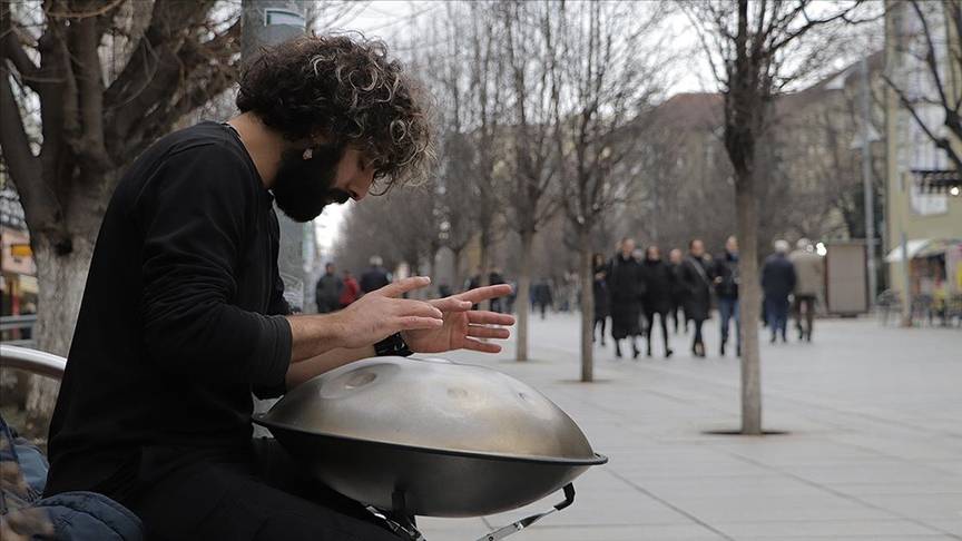 Türk Genci, Priştine Meydanında “Handpan” Enstrümanıyla İlgi Görüyor