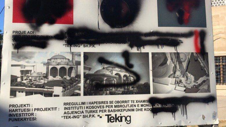 Priştine'de TİKA Tabelalarına Çirkin Saldırı