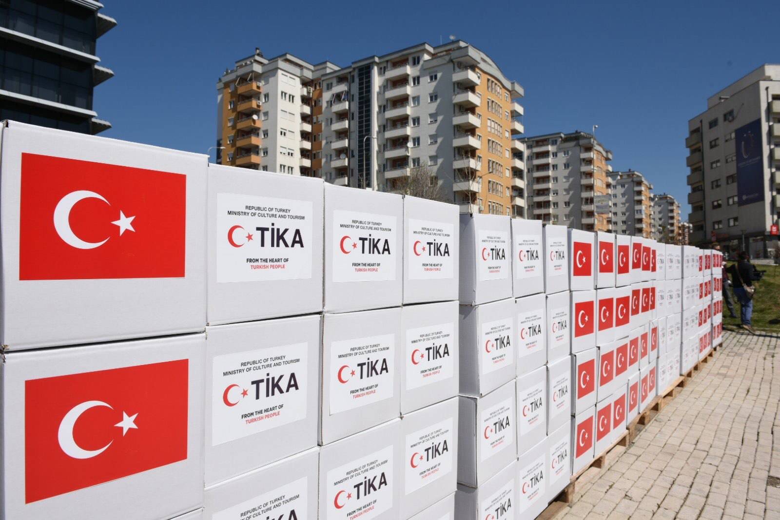 TİKA, Priştine İhtiyaç Sahibi Ailelerine Gıda Kolisi Dağıtıyor