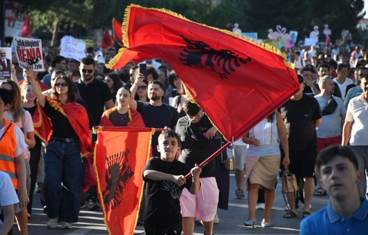 Arnavutluk`ta gösteriler 15. gününde sürüyor