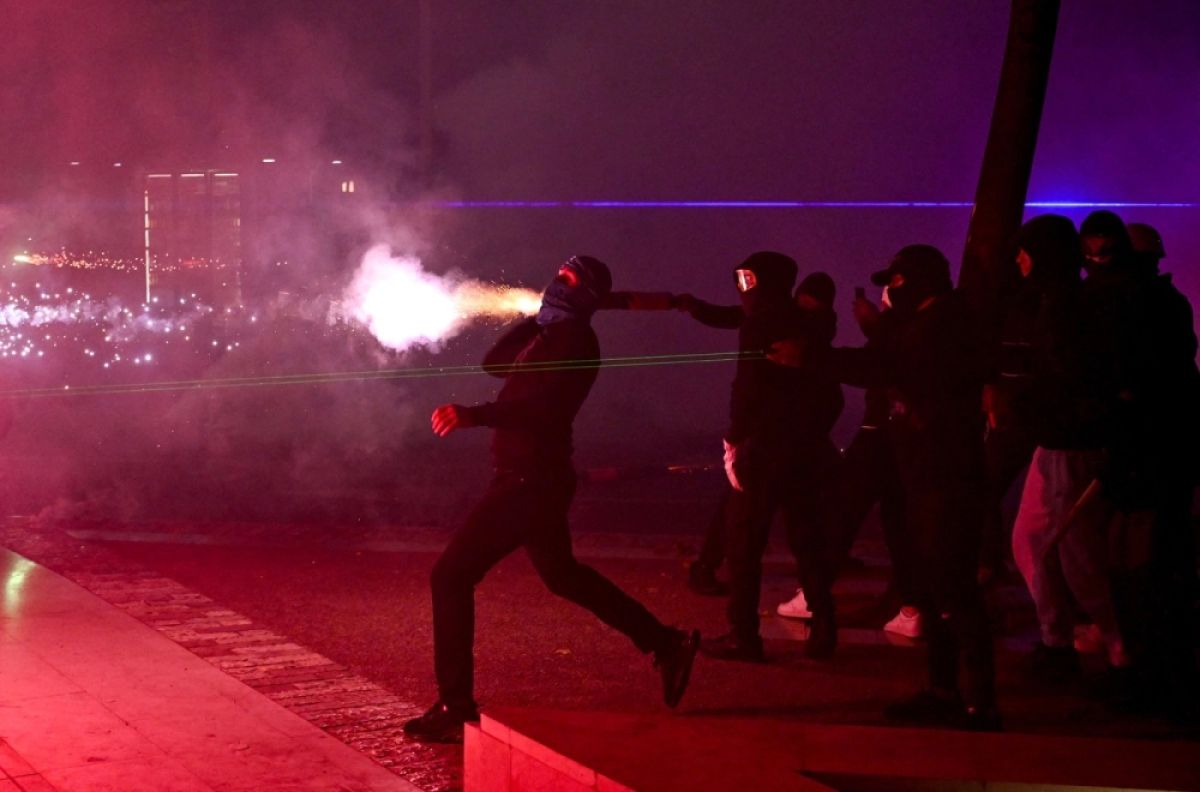 Tiran’da Protestocular Polisle Çatıştı: Bakanlık Binasında Yangın Çıktı