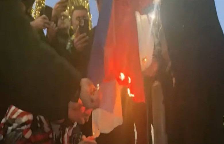 Tiran'da Protestocular Sırbistan Bayrağı Yaktı