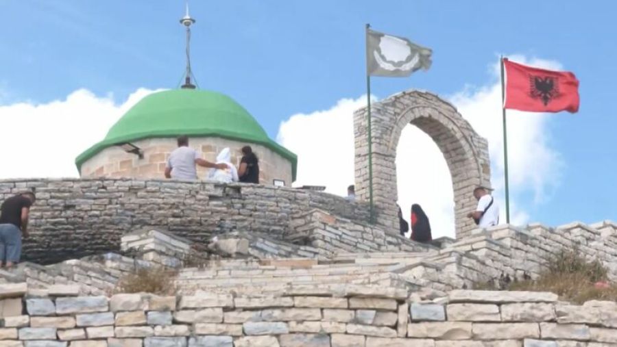 Arnavutluk Bektaşileri Kulmak Tekkesi'nde Toplandı 