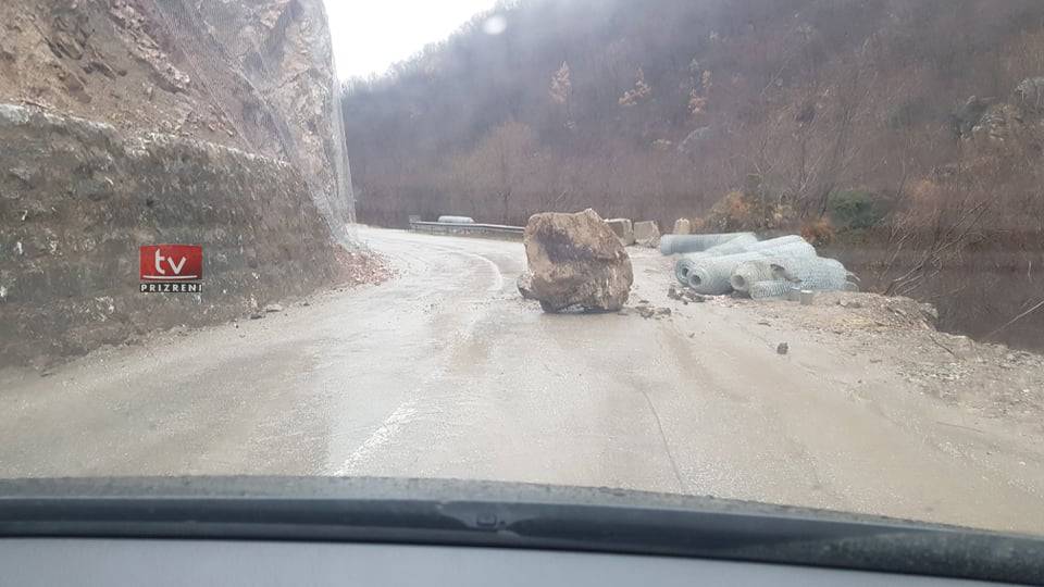 Prizren-Prevalac Yolu’nda Toprak Kayması Meydana Geldi