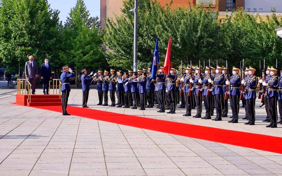 Başbakan Kurti, Mevkidaşı Rama’yı Devlet Töreni ile Karşıladı